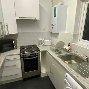 Guest house Double And Single Bedrooms In Flat, London